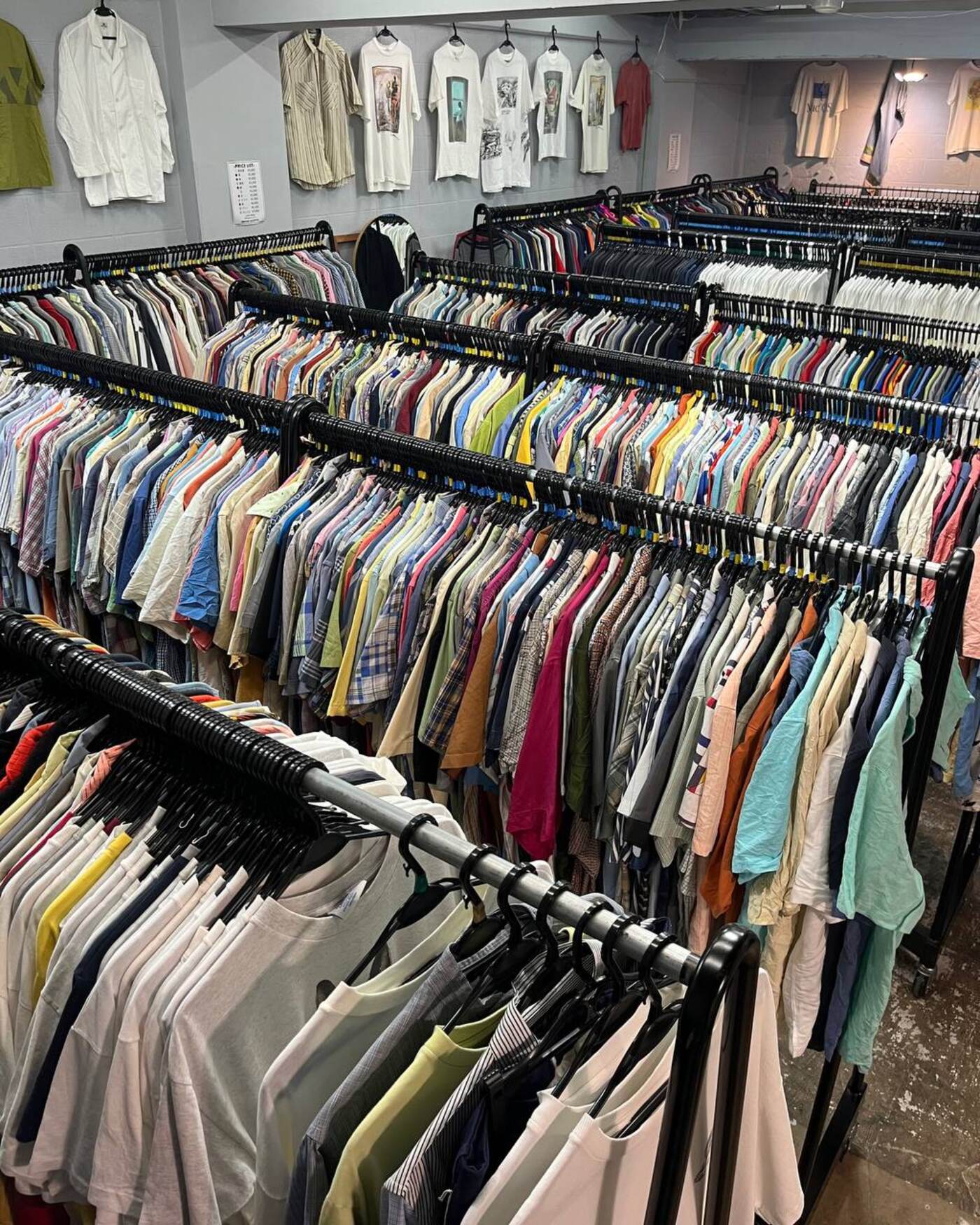 店内に並ぶ大量の古着ラック