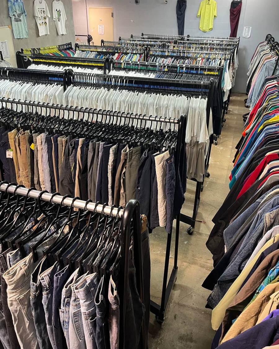 ロゴが入った店内のジャケットラック